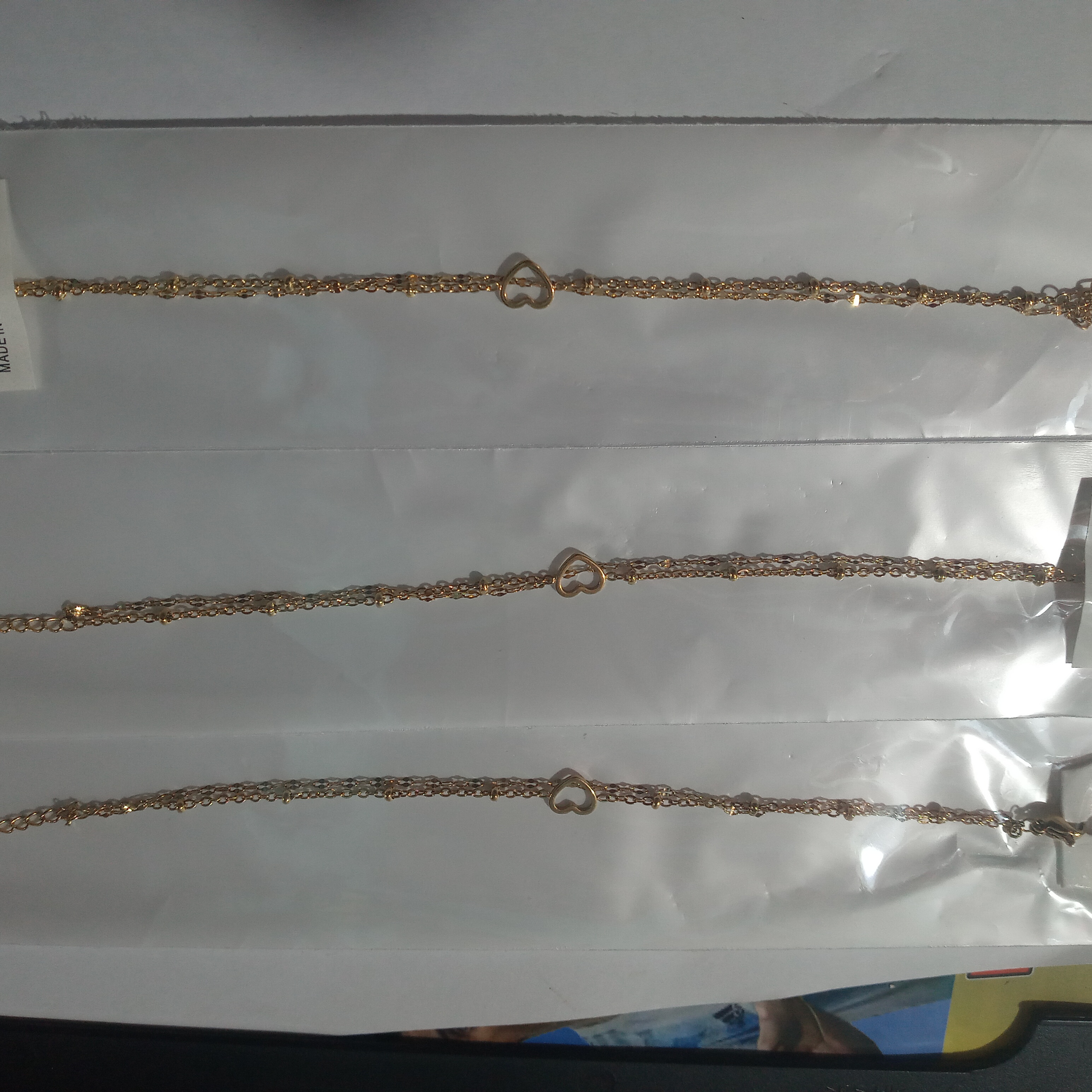 Pulsera dorada con corazón